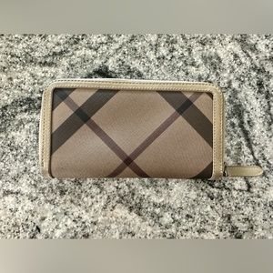Burberry zipper wallet